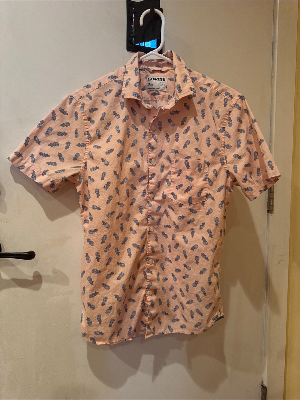 Men’s EXPRESS Short-Sleeve Button-Up Pineapple Shirt size SMALL (36-38)